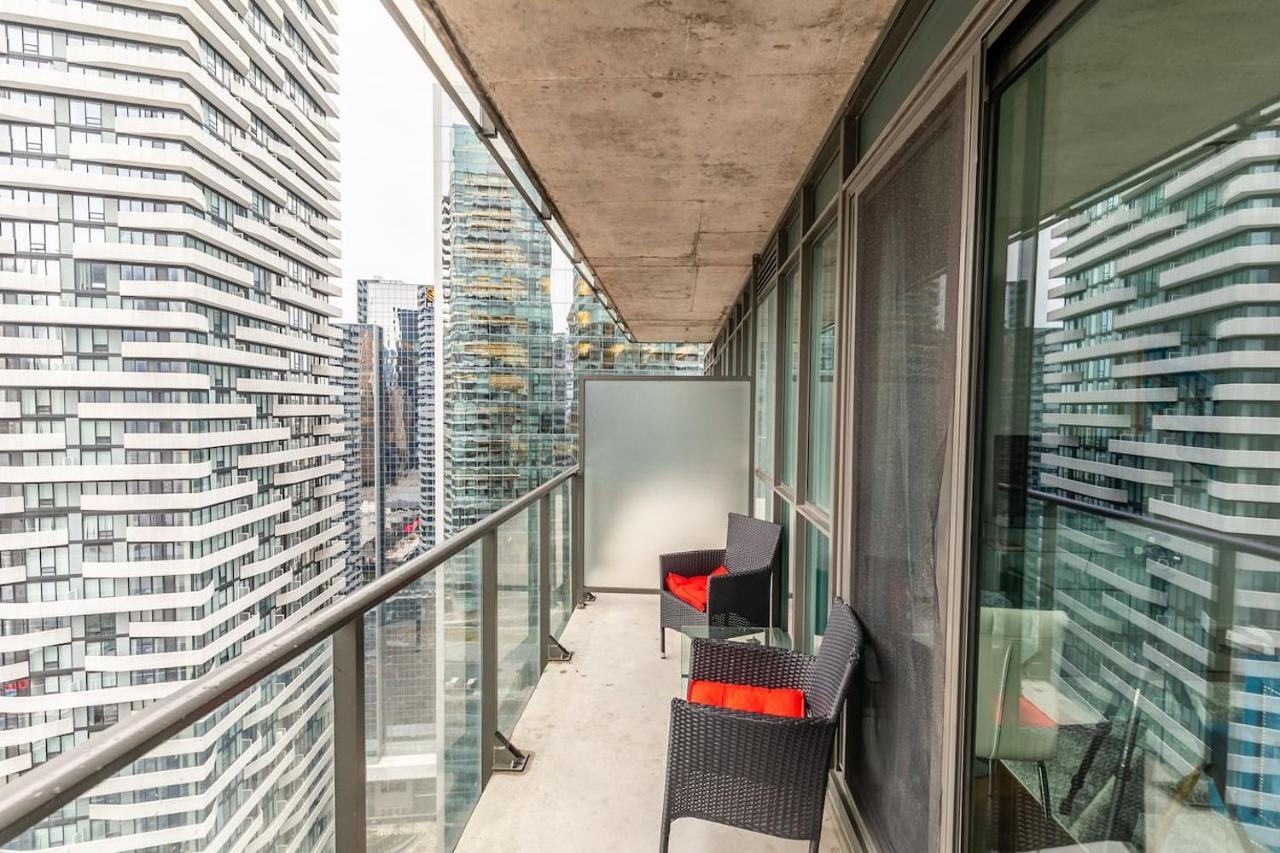 Gorgeous 1Br W/Parking Across The Scotiabank Arena Apartment Toronto Exterior foto