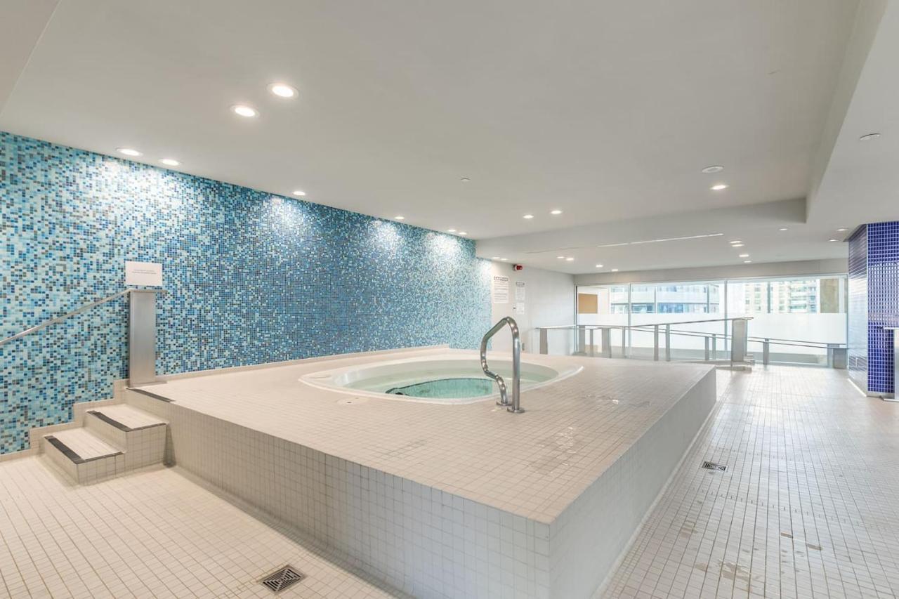 Gorgeous 1Br W/Parking Across The Scotiabank Arena Apartment Toronto Exterior foto