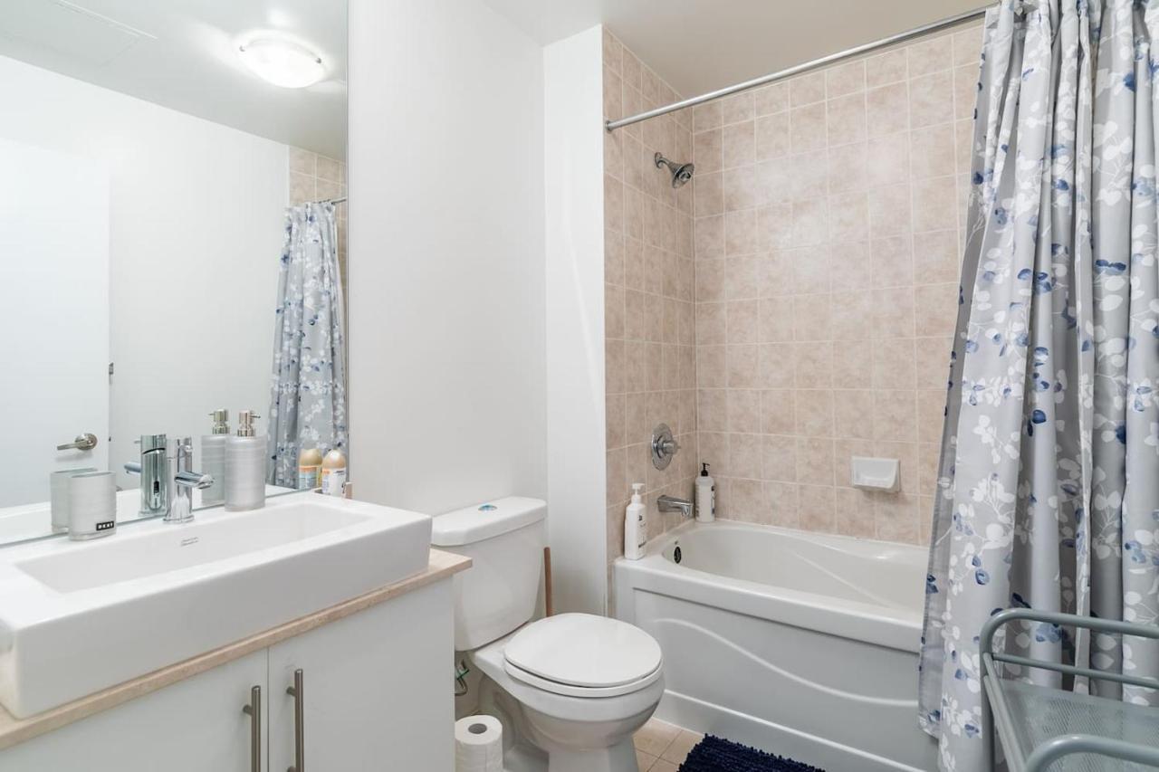 Gorgeous 1Br W/Parking Across The Scotiabank Arena Apartment Toronto Exterior foto